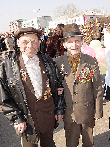Гузь Иван Андреевич (справа)