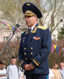Поздравить земляков приехал генерал-майор авиации Виталий Малей, выпускник школы №78.