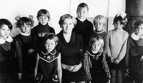 Надежда Васильевна с учениками Черняевской школы