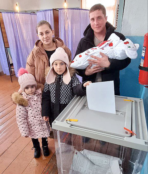 Семья Сакура, забрав из родильного отделения маму с новорождённой, сразу отправились голосовать